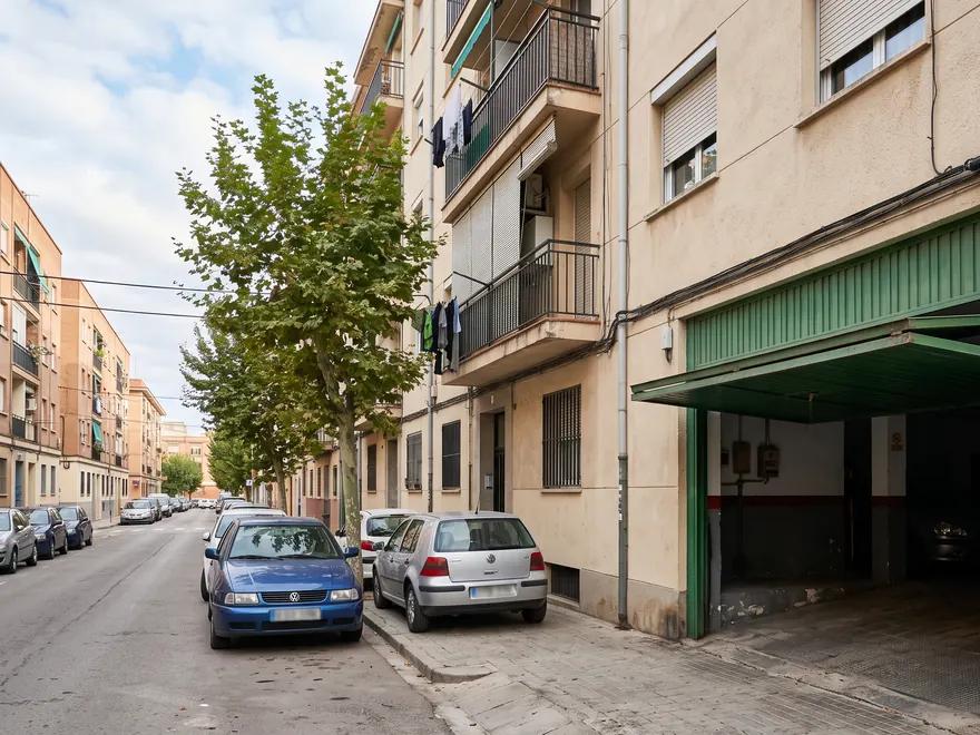 Edificio de viviendas con la entrada al garaje comunitario