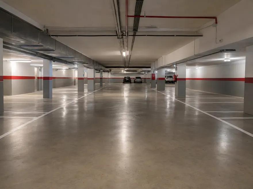 Interior de un garaje con plazas libres