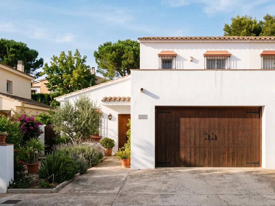 Vivienda unifamiliar con puerta de garaje